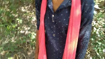 Jungle mai girlfriend ke boobs suck karke doggy fuck kiya